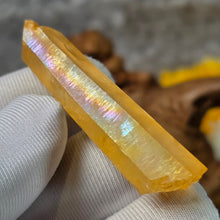 Load image into Gallery viewer, Iridescent Golden Healer Lemurian Seed (Colombia) – 哥伦比亚天然彩虹黄金疗愈师雷姆利亚种子水晶

