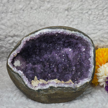 Load image into Gallery viewer, Amethyst Money Bag Display – 紫水晶钱袋子摆件
