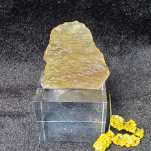 Load image into Gallery viewer, Libyan Desert Glass Tektite Display – 利比亚沙漠玻璃陨石摆件
