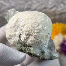 Load image into Gallery viewer, Green Apophyllite with Mesolite (India) – 印度绿色鱼眼石共生钠沸石矿标
