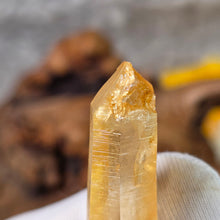 Load image into Gallery viewer, Iridescent Golden Healer Lemurian Seed (Colombia) – 哥伦比亚天然彩虹黄金疗愈师雷姆利亚种子水晶
