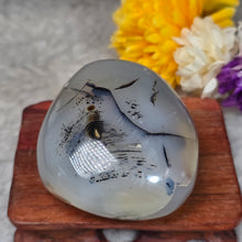 Load image into Gallery viewer, Dendritic Agate Palm Stone – 树枝玛瑙掌心石
