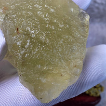 Load image into Gallery viewer, Libyan Desert Glass Tektite Display – 利比亚沙漠玻璃陨石摆件
