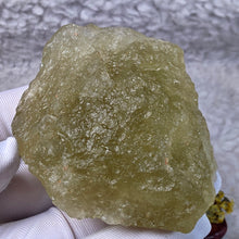 Load image into Gallery viewer, Libyan Desert Glass Tektite Display – 利比亚沙漠玻璃陨石摆件
