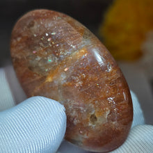 Load image into Gallery viewer, Strawberry Sunstone Palm Stone (Tanzania) – 坦桑尼亚草莓太阳石掌心石
