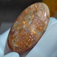 Load image into Gallery viewer, Strawberry Sunstone Palm Stone (Tanzania) – 坦桑尼亚草莓太阳石掌心石

