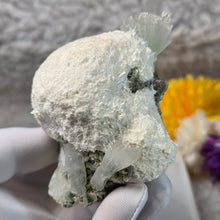 Load image into Gallery viewer, Green Apophyllite with Mesolite (India) – 印度绿色鱼眼石共生钠沸石矿标
