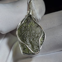 Load image into Gallery viewer, Moldavite Wire Wrapped Pendant – 天然捷克陨石绕线吊坠
