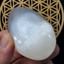 Load image into Gallery viewer, Polished Selenite Egg Shaped Display (6.7cm x 4.5cm) – 透石膏抛光蛋形摆件
