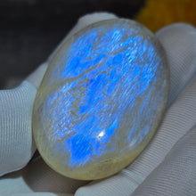 Load image into Gallery viewer, Rainbow Moonstone Palm Stone (Tanzania) – 坦桑尼亚彩虹月光石掌心石
